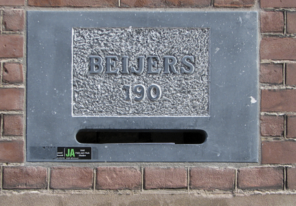 908394 Afbeelding van de moderne liggende natuurstenen brievenbus, met de tekst 'BEIJERS' (Veilinghuis), in de gevel ...